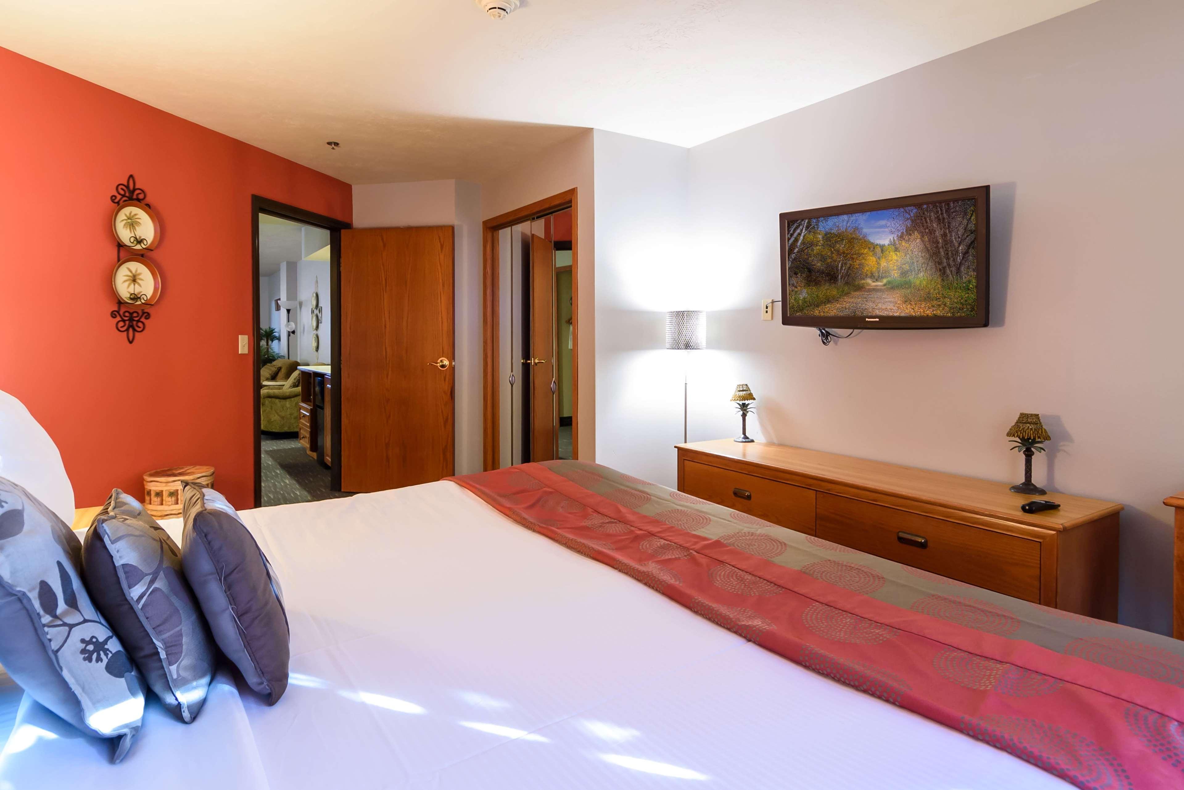 รามาดา บาย วินด์แฮม ซูฟอลล์ แอร์พอร์ต โฮเต็ล แอนด์ สวีท Hotel ซูฟอลส์ ภายนอก รูปภาพ