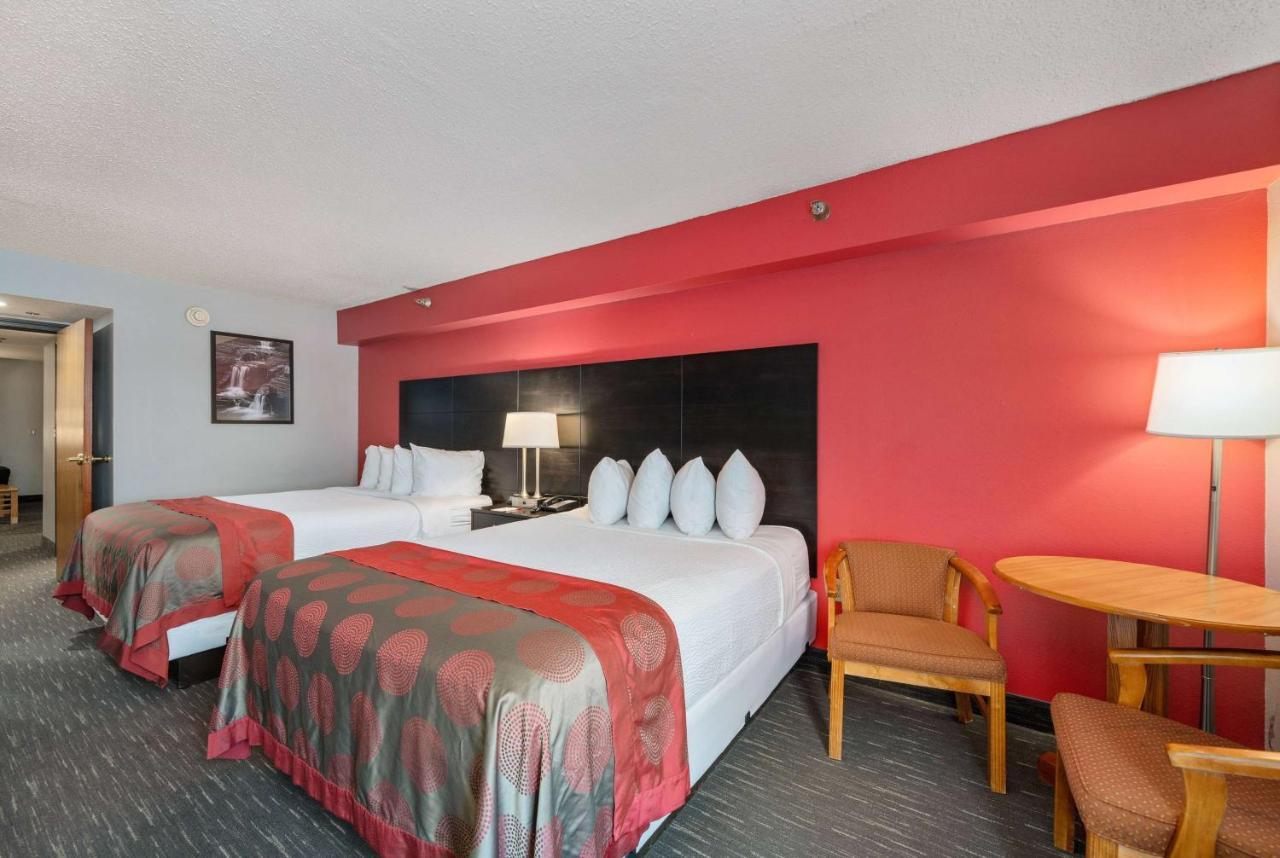 รามาดา บาย วินด์แฮม ซูฟอลล์ แอร์พอร์ต โฮเต็ล แอนด์ สวีท Hotel ซูฟอลส์ ภายนอก รูปภาพ